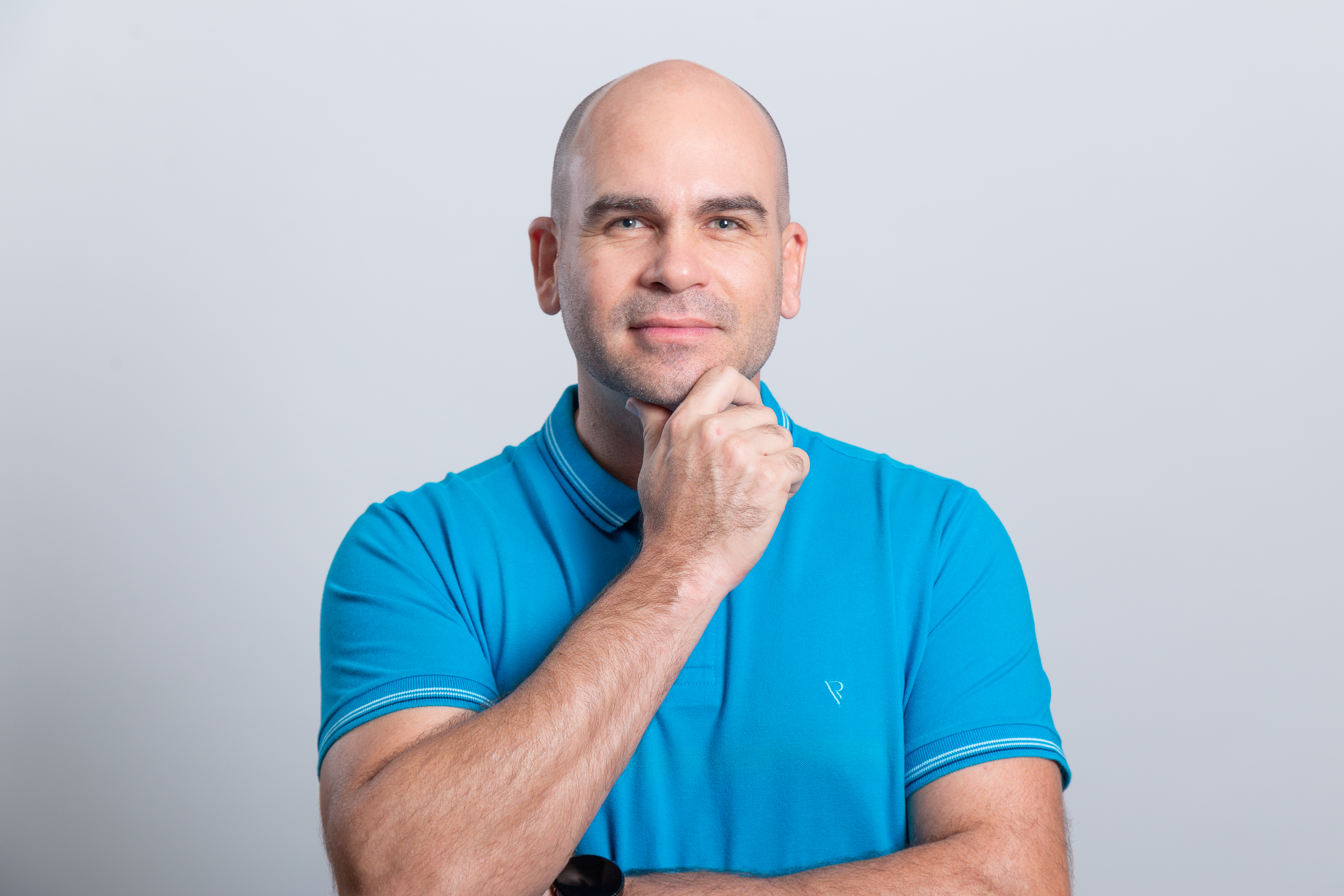 Felipe Lapa com expressão pensativa e mão no queixo